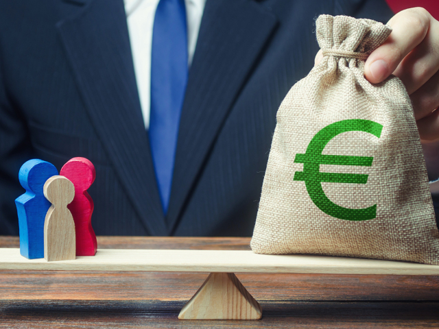 rodina, figúrky, peniaze, euro, vrece, váha