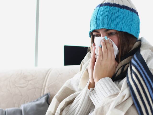 žena, choroba, smrkanie, vreckovka, teplota, horúčka, Covid-19, prechladnutie, chrípka, alergia