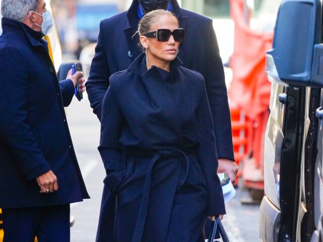 Speváčka Jennifer Lopez v maxikabáte námorníckej modrej farby v uliciach New Yorku.