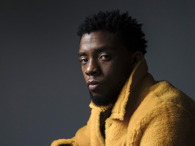 Herec Chadwick Boseman na archívnom zábere.