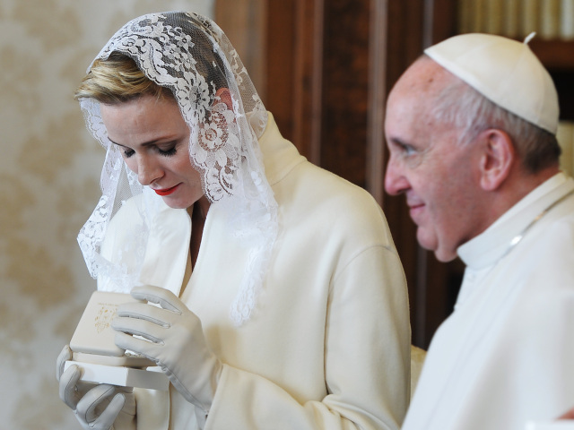 Monacká princezná Charlene pri stretnutí s pápežom Františkom v roku 2016 vo Vatikáne. 