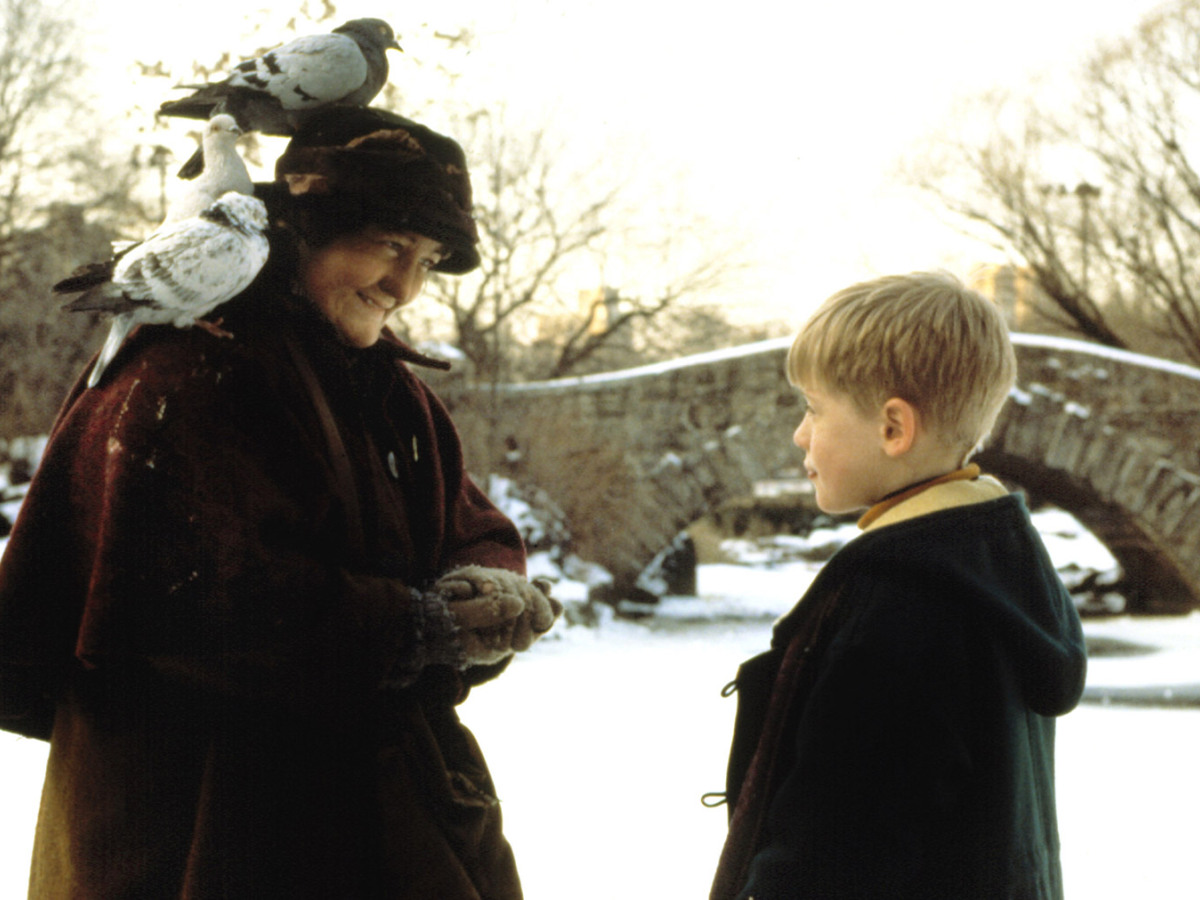 MSDHOAL FE003Herci Brenda Fricker a Macaulay Culkin vo filme Sám doma 2. 
