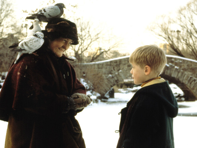 MSDHOAL FE003Herci Brenda Fricker a Macaulay Culkin vo filme Sám doma 2. 