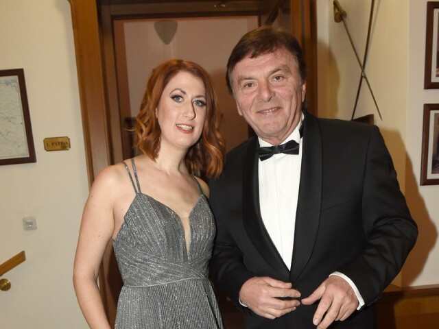 Manželia Monika a Pavel Trávníčkovci na zámku Berchtold počas natáčania živého koncertu.