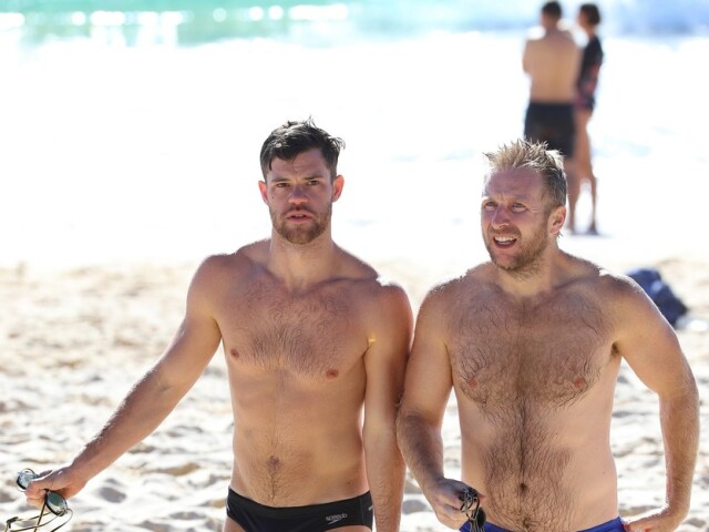 Moderátor Hamish MacDonald (vpravo) a jeho partner Jacob Fitzroy  spoločne na pláži v Austrálii. 