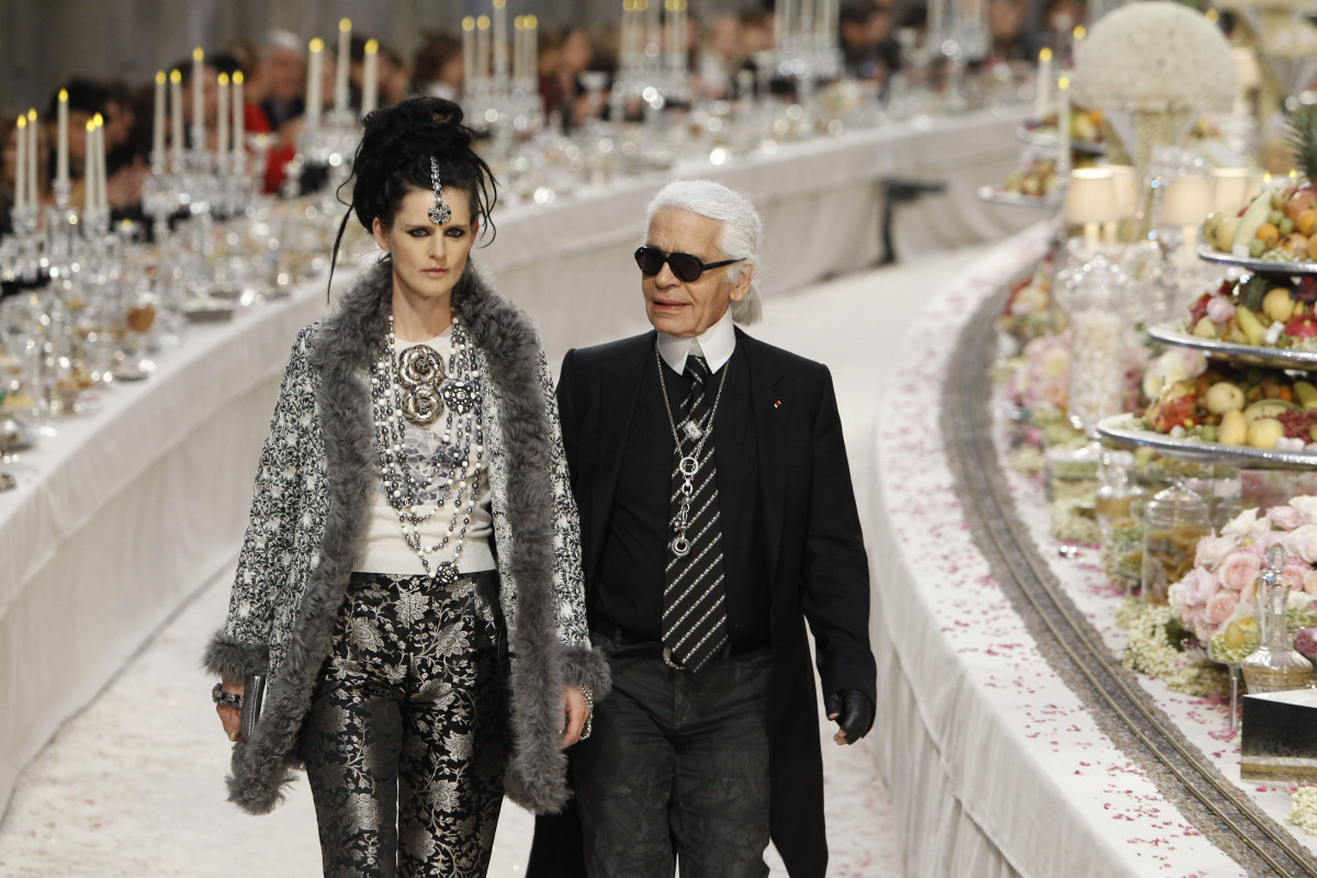 Dizajnér Karl Lagerfeld a modelka Stella Tennant na zábere z módnej prehliadky Chanel z roku 2011.