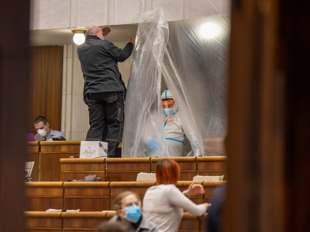 Parlament minoriadne zasadanie fólia NR SR