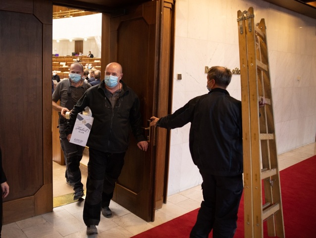 Parlament minoriadne zasadanie