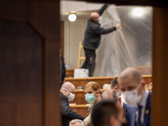 Parlament minoriadne zasadanie