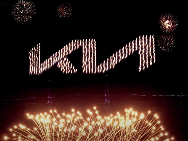 Pyrotechnická show pri odhalení nového loga automobilky Kia.