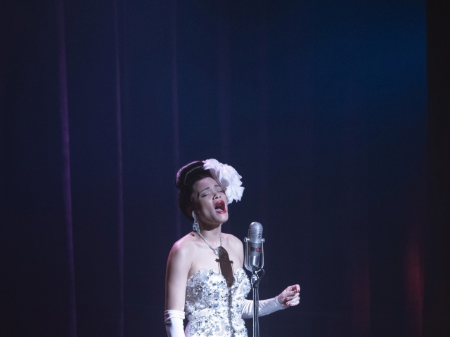 Speváčka a herečka Andra Day vo filme The United Stated vs. Billie Holiday. Kostýmy pre film vytvorila talianska značka Prada. 