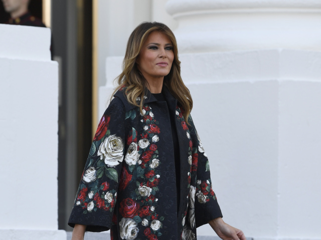 Trump Christmas Jedným z ukážkových lookov Melanie Trumpovej bol aj kabát s výrazným florálnym motívom. 