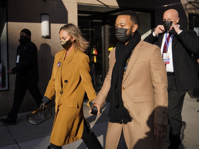 Biden Inauguration SecurityManželia Chrissy Teigen a John Legend odchádzajú z hotela pred stredajšou inauguráciou prezidenta Joea Bidena. 