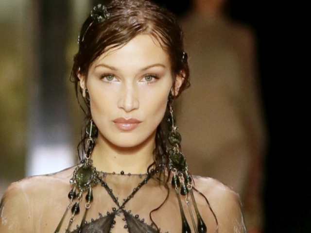 Topmodelka Bella Hadid na prehliadke Fendi Haute Couture - kolekcia Jar-Leto 2021.