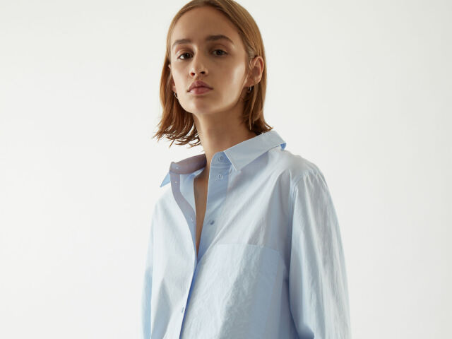 Oversized dámska košeľa COS, predáva sa za 69 eur. 