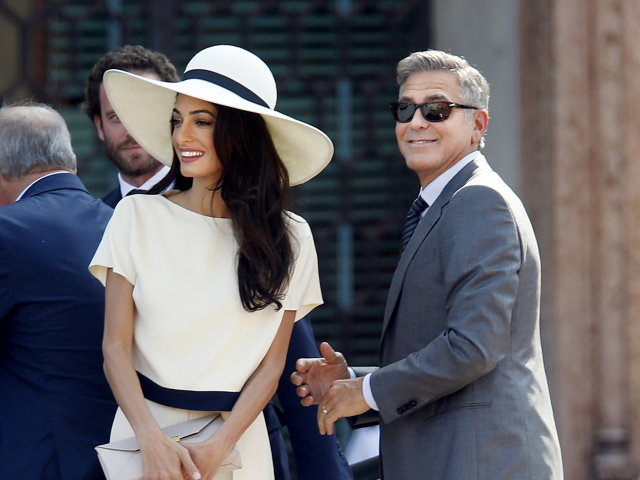 Herec George Clooney a jeho manželka Amal na zábere z času svojho sobáša v roku 2014. 
