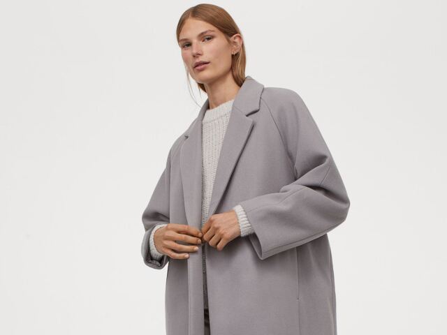Maxikabát značky H&M, predáva sa za 69,99 eura. 