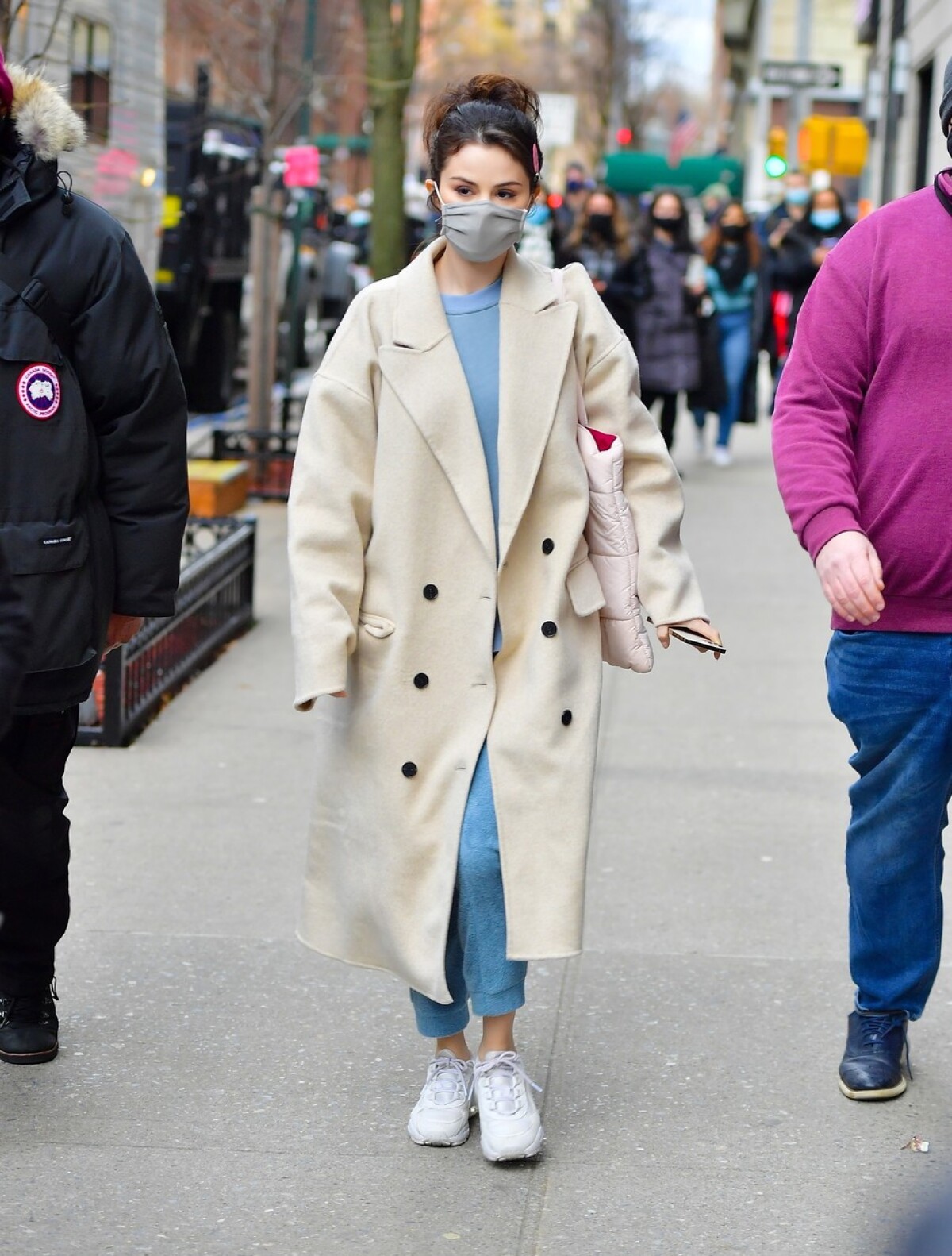 Speváčka a herečka Selena Gomez na zábere z New Yorku, oblečená v maxi kabáte. 