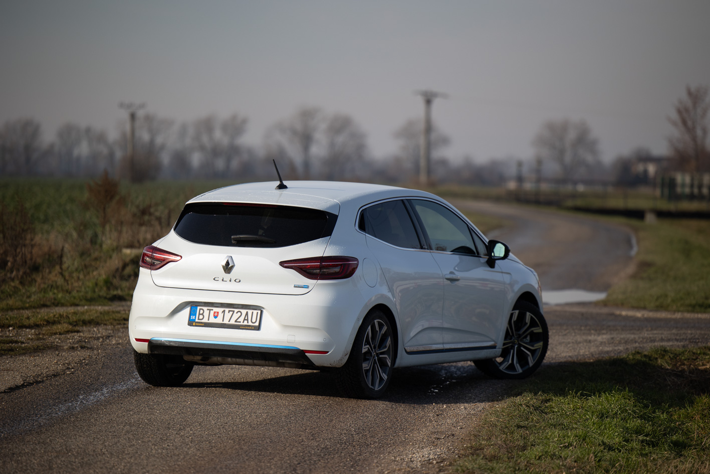 Pri pohľade zo zadu auto zaujme výraznými horizontálne orientovanými svetlometmi.
