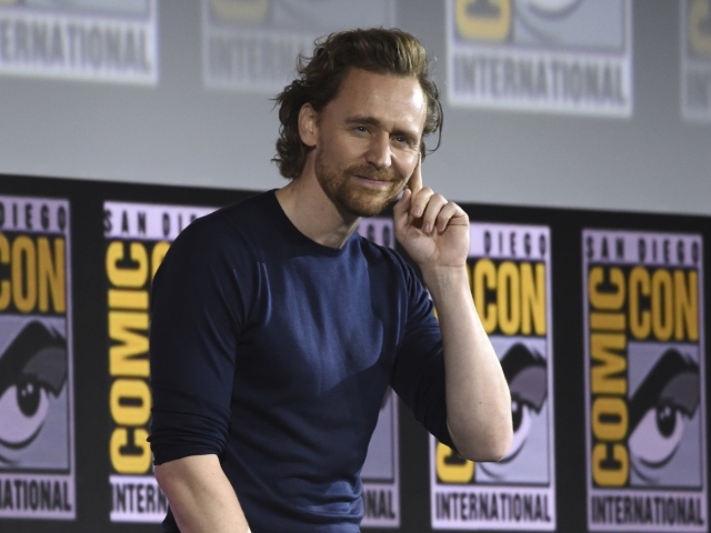 2019 Comic-Con - Marvel StudiosHerec Tom Hiddleston na zábere z roku 2019.