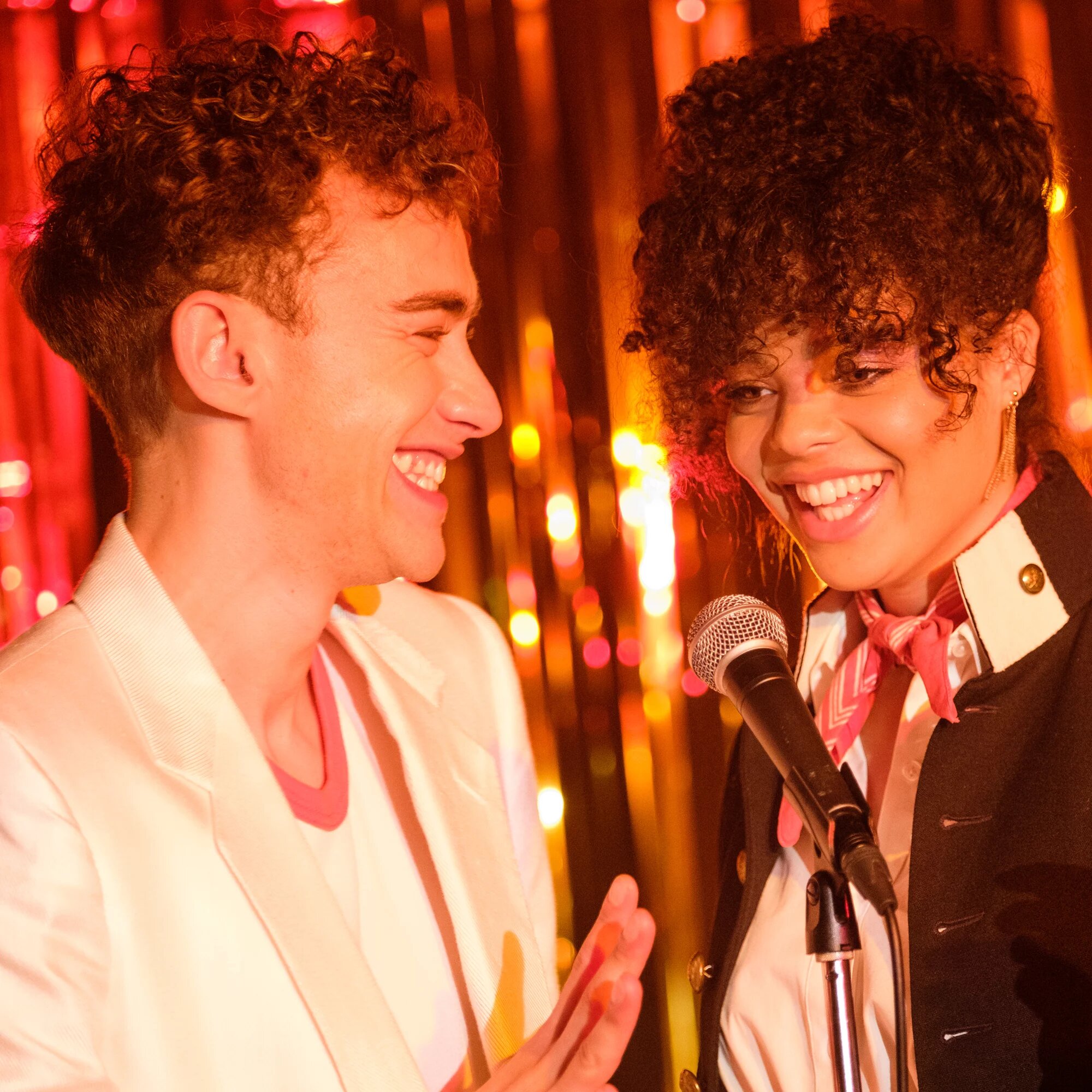 Herec Olly Alexander a herečka Lydia West na zábere zo seriálu Bol by to hriech.