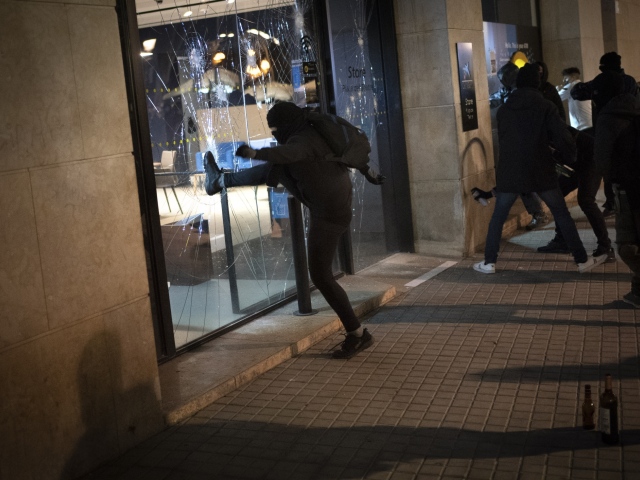 "V centre Barcelony pokračuje stavanie barikád a rabovanie. S ohľadom na vlastnú bezpečnosť do týchto miest nechoďte," oznámila na twitteri katalánska polícia.