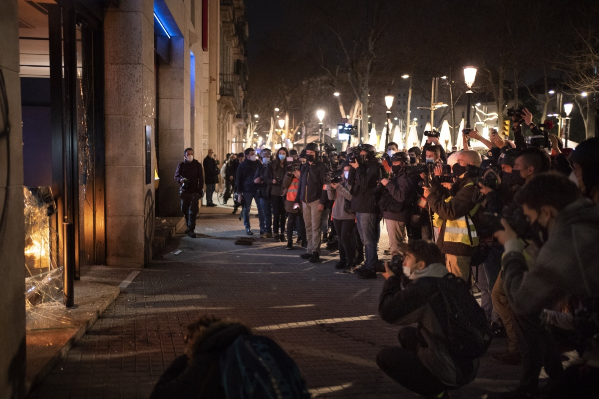 Na záberoch médií je vidieť hádzať protestujúcich zápalné fľaše či rozbíjať vitríny obchodov. 