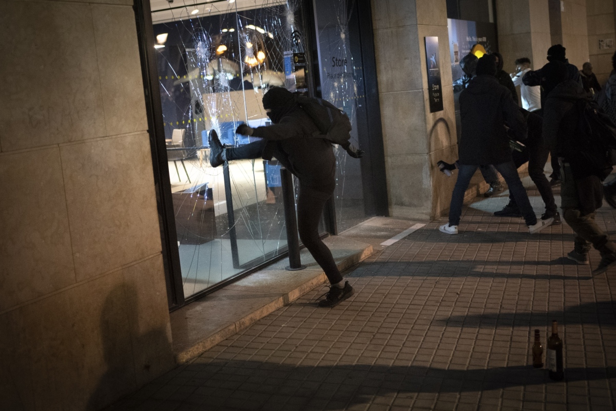 "V centre Barcelony pokračuje stavanie barikád a rabovanie. S ohľadom na vlastnú bezpečnosť do týchto miest nechoďte," oznámila na twitteri katalánska polícia.