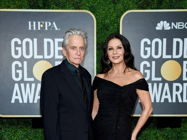 594213015Herecký a manželský pár Michael Douglas a Catherine Zeta-Jones prišli na vyhlásenie cien spoločne. 