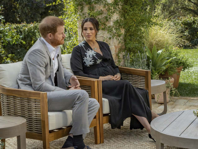 Vojvodkyňa Meghan a jej manžel princ Harry na zábere z rozhovoru s moderátorkou Oprah Winfreyovou (vpravo). 