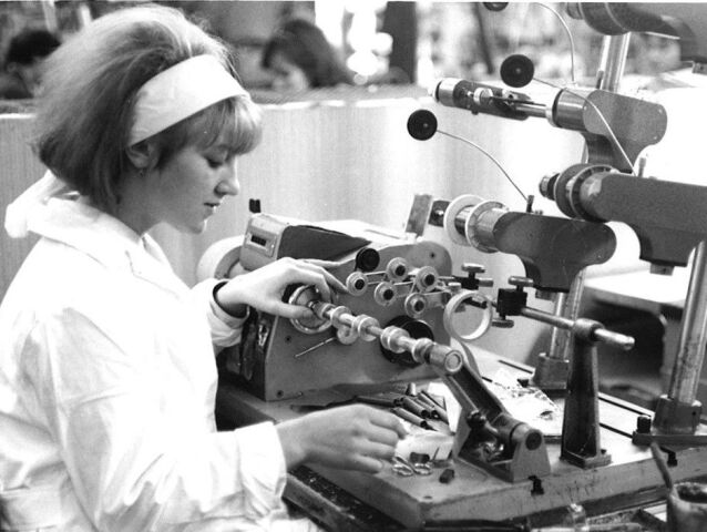 Pracujuca zena v ZVS Dubnica nad Vahom - navijanie transformatorov  80. roky 20. storocia. Zdroj Vm v PB.