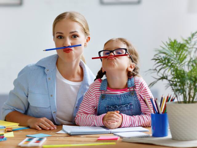 žena, dieťa, home office, farbičky, hra