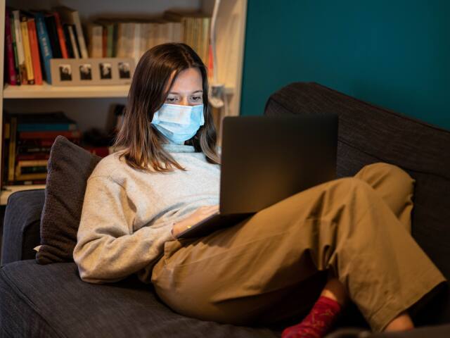 žena, rúško, choroba, karanténa, práca, home office