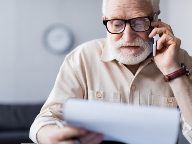 senior, práca, pracujúci penzisti, telefonovanie