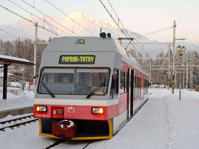 Elektricka   jednotka Stadler 425.95 bola do prevádzky uvedená v rokoch 2000 a 2001.   S  trbske   pleso