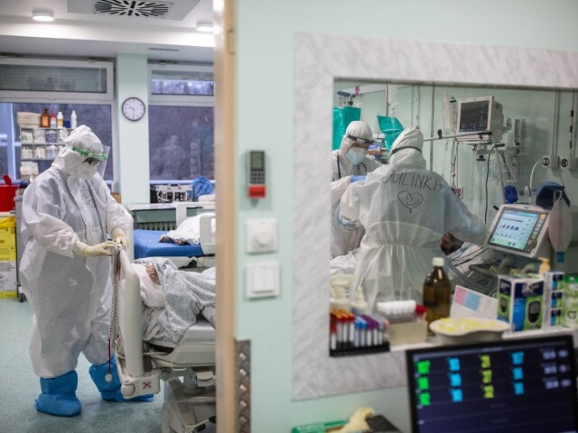 Vo vážnom stave bojujú o život čoraz mladší pacienti