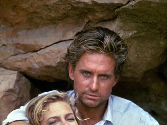 Herec Michael Douglas a herečka Kathleen Turner na zábere z filmu Honba za klenotom Nílu. 
