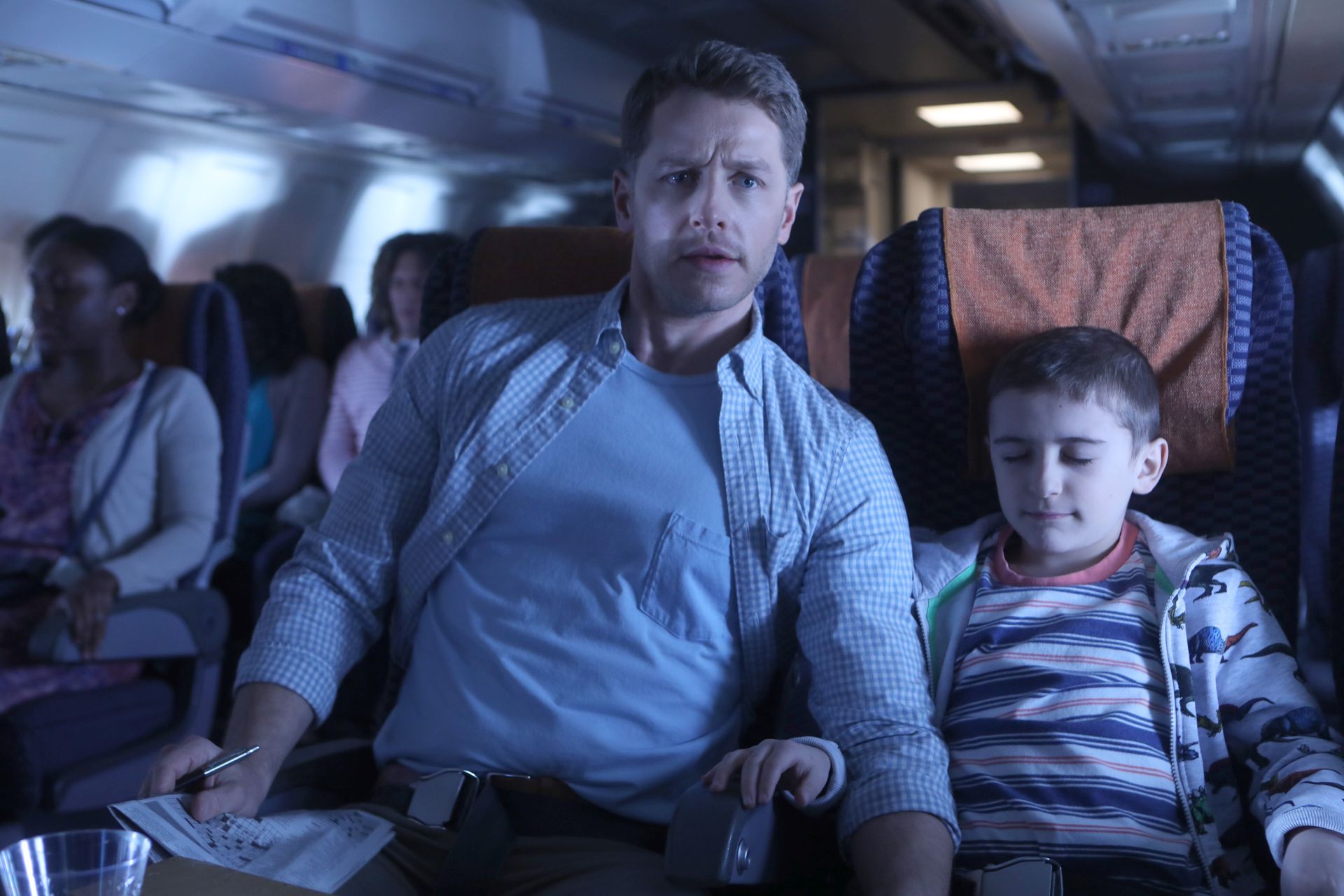 Jednu z hlavných úloh stvárňuje herec Josh Dallas, ktorého si diváci môžu pamätať z legendárneho rozprávkového seriálu Once Upon a Time.