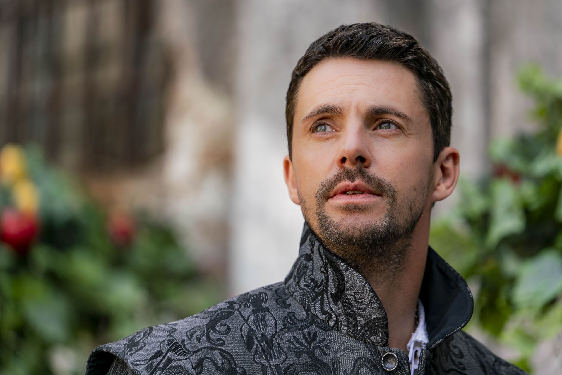 Herec Matthew Goode ako upír Matthew Clairmont v druhej sérii Času čarodejníc.