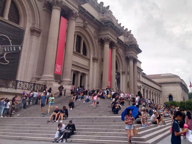 New York - pred metropolitnym muzeom umenia
