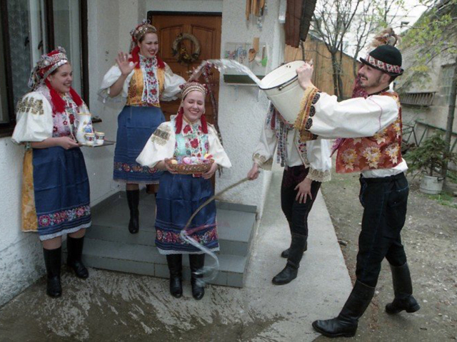 Vajnory, Veľká noc, šibačka, kroje