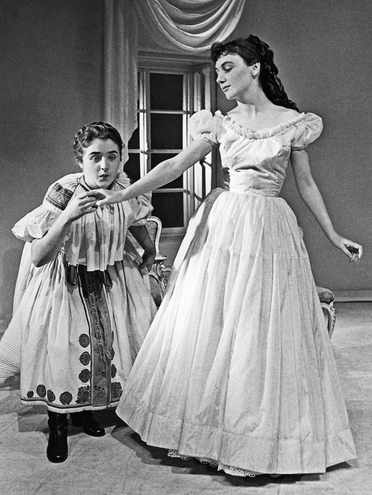 Eva Krížiková ako Borka a Zdena Gruberová ako Evička v hre Jána Palárika Inkognito (1959, obnovená premiéra 1964)