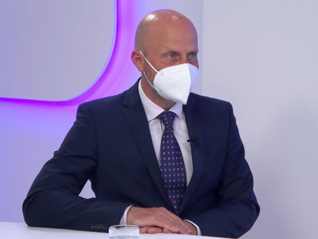 Maroš Ovčarik, Ide o peniaze