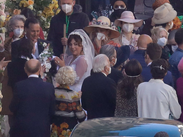 Speváčka a herečka Lady Gaga vo svadobných šatách