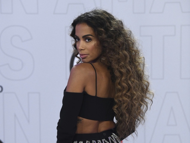 Brazílska superstar Anitta v kreácii David Koma. 