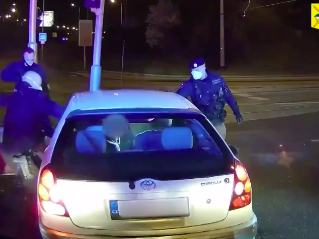 Policajti, Praha, Nahánačka