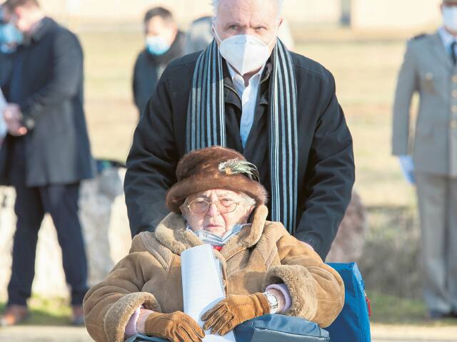 seniori, invalidné kreslo, invalidný vozík, dôchodkyňa