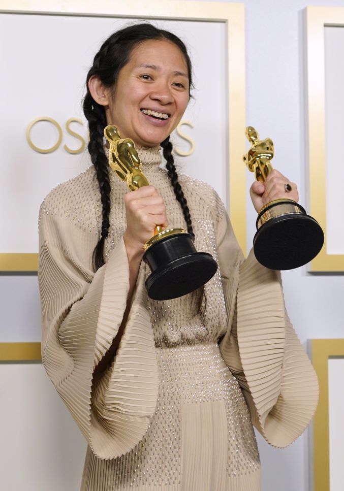 Režisérka a producentka Chloé Zhao pózuje so soškami Oscarov, ktoré získala v kategórii najlepší film a najlepšia réžia za snímku Krajina nomádov na 93. ročníku udeľovania filmových cien Oscar.