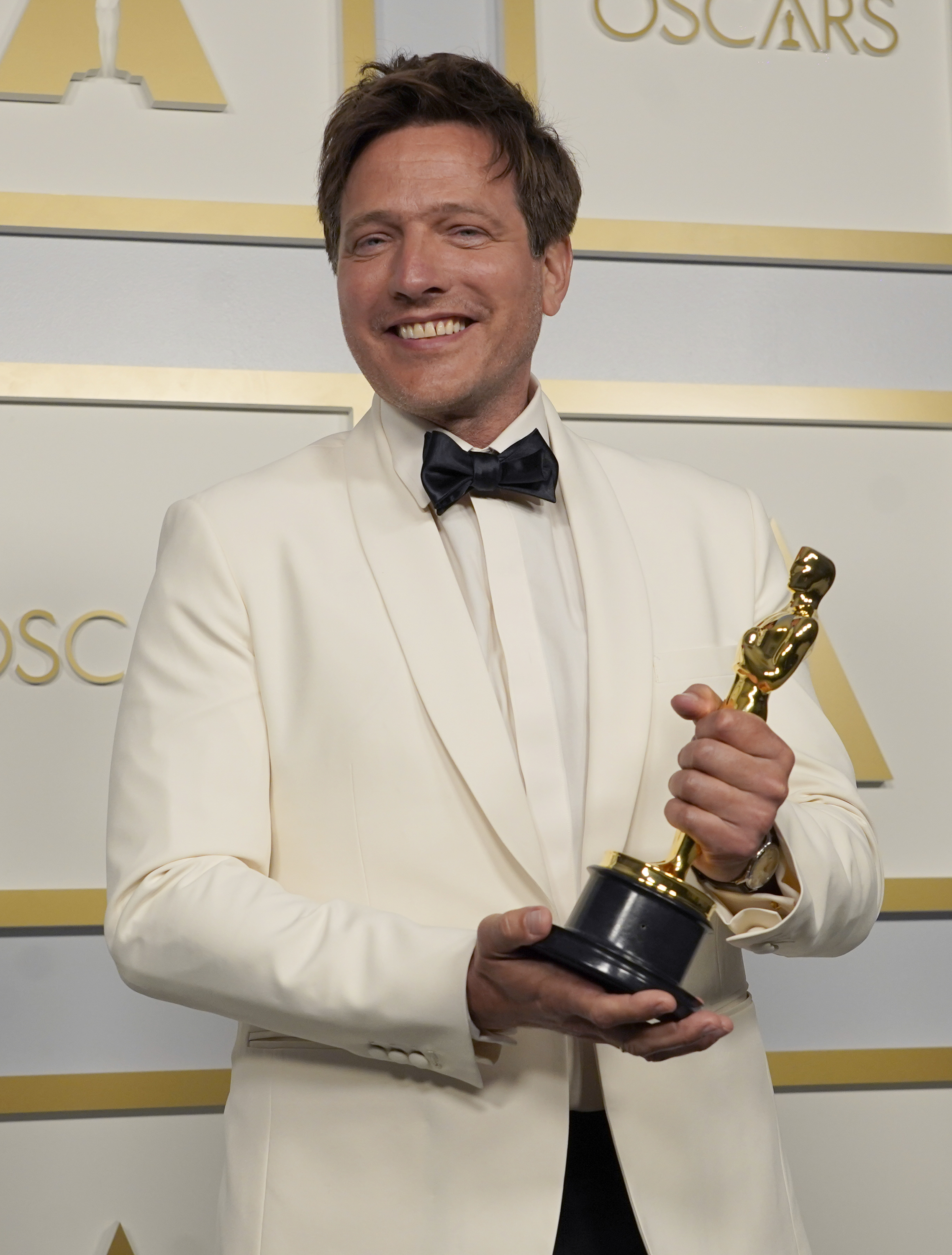 Dánsky režisér Thomas Vinterberge získal sošku Oscara za najlepší cudzojazyčný film (snímka Chľast).