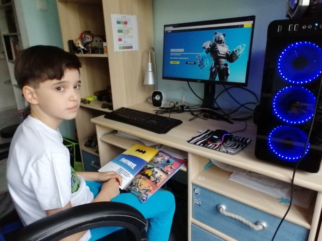 chlapec, školák, počítač, Fortnite, Batman, komiks